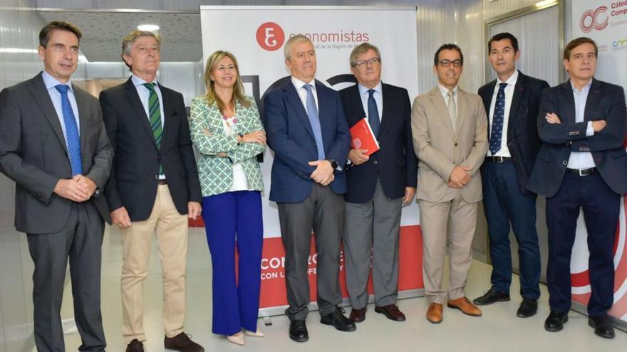 Foto de familia de la presentación del estudio ‘Informe de la pyme familiar 2022’.