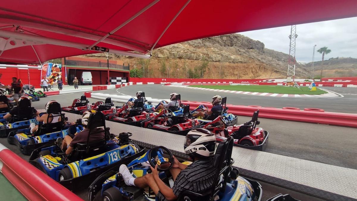 Los participantes, en la salida de &quot;The Gran Kart&quot;