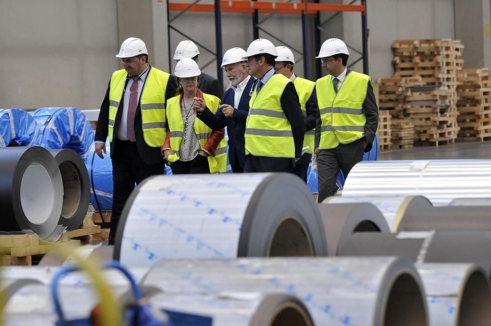 Víctor Audera y Sandra Velarde visitan la factoría de Asla en Villallana