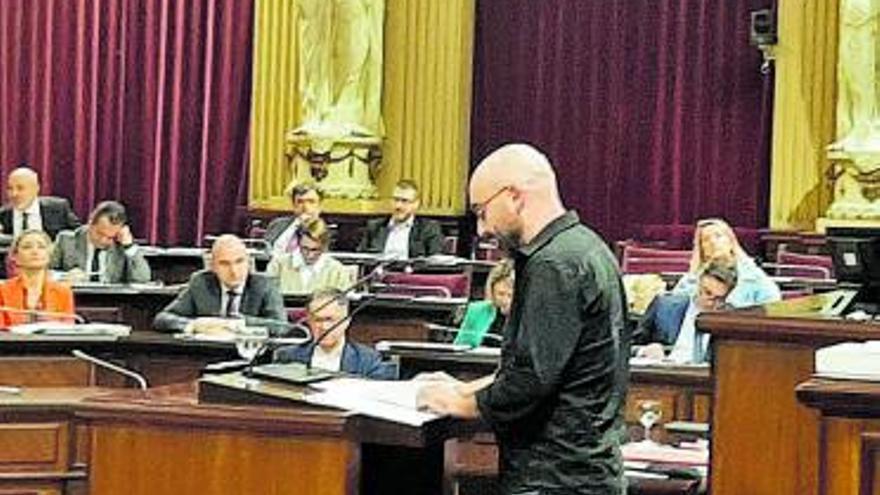 Der Vorsitzende der Umweltschutzgruppe GOB bei seiner Rede im Balearen-Parlament auf Mallorca