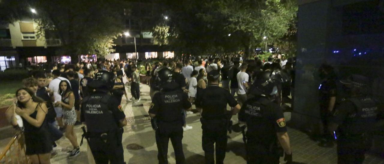 Jóvenes de botellón en 
la plaza Honduras.  e.ripoll