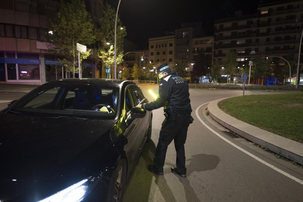 Control policial a la Bonavista de Manresa durant el toc de queda