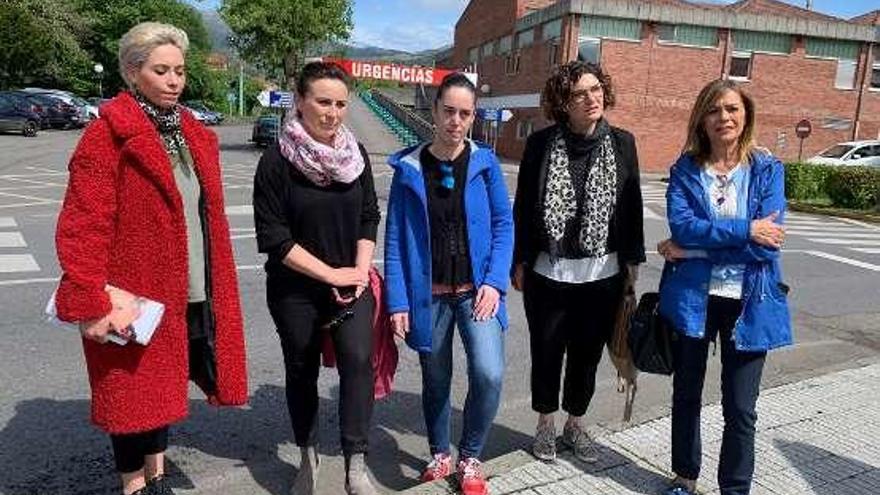 Por la izquierda, Elsa Valle, Begoña Collado, Silvia Iglesias, Marta Pulgar y Ángela Vallina, ayer, delante del Hospital de Arriondas.