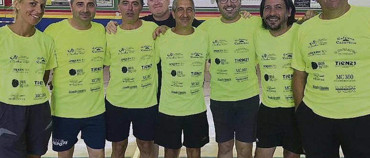 Arriba, foto de familia de los participantes en el Torneo; abajo, los árbitros posan en la cancha del polideportivo // FDV