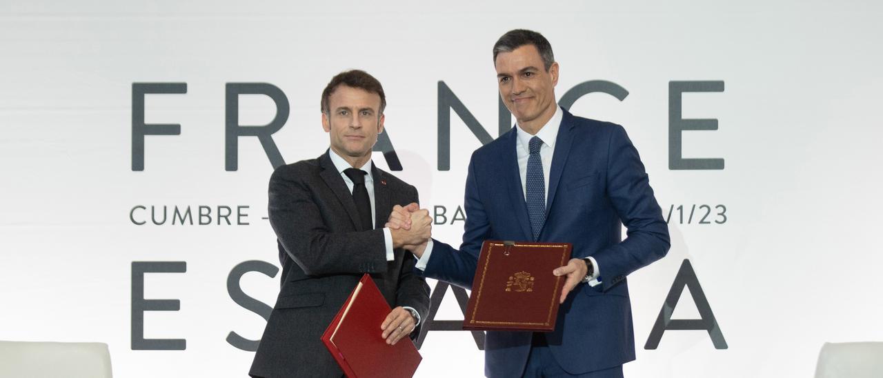 El presidente de Francia, Emmanuel Macron, y el presidente del Gobierno, Pedro Sánchez.