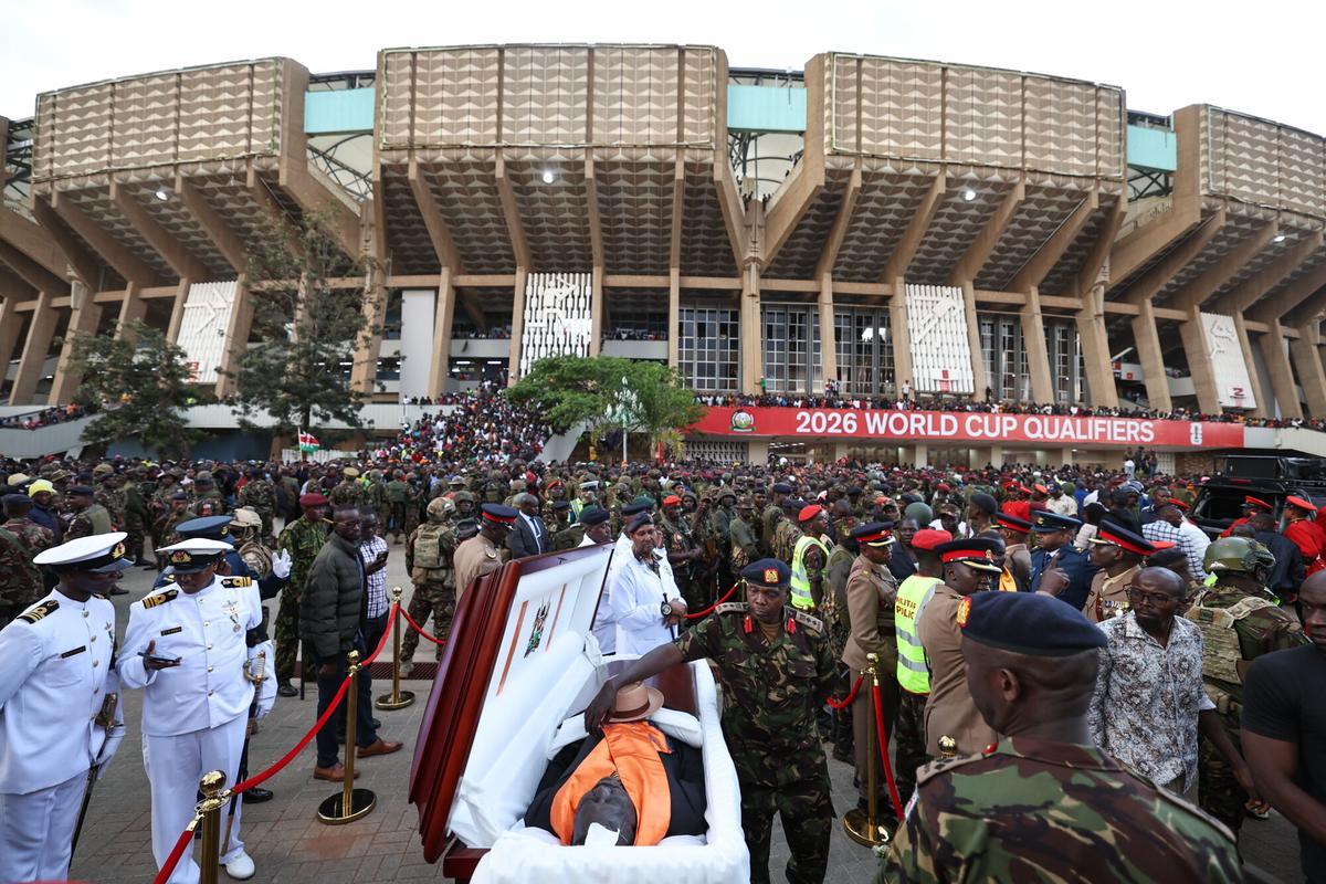 NAIROBI (Kenya), 16/10/2025.- The body of late Kenyan Prime Minister Raila Odinga lies in state for public viewing outside Kasarani Stadium in Nairobi, Kenya, 16 October 2025. Odinga, 80, who spent many years as an opposition leader, passed away in India on 15 October 2025, while receiving medical treatment. (Kenia) EFE/EPA/DANIEL IRUNGU