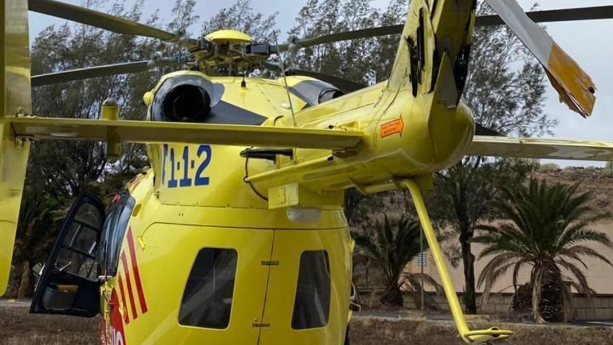 El helicóptero accidentado en el aeropuerto Tenerife Sur.