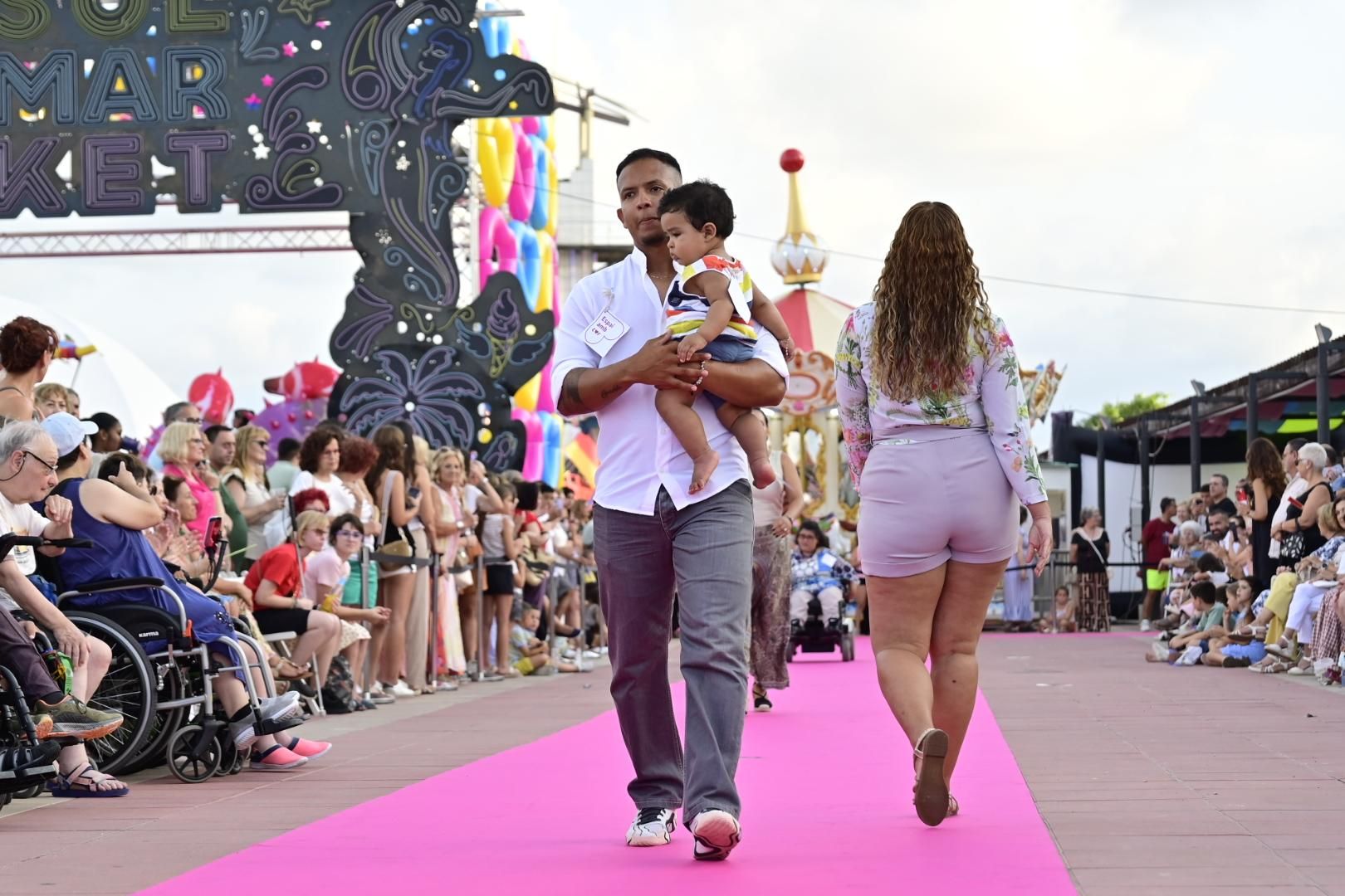 El Moll de Costa se viste de moda con el desfile solidario de Cáritas