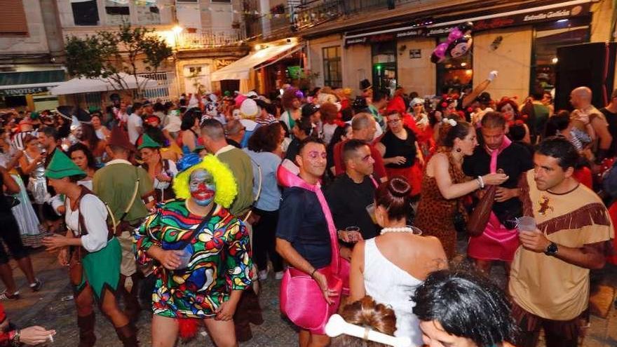 Público disfrazado en las calles de Redondela en la vigésima edición del Entroido de Verán. // Jose Lores
