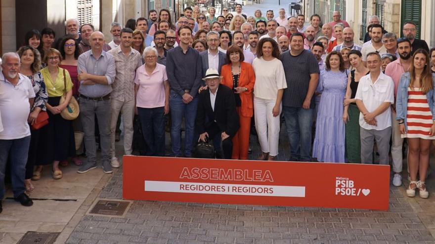 Foto de familia de la Asamblea celebrada ayer en Sant Llorenç des Cardassar, con Cristina Narbona en el centro (de rojo).