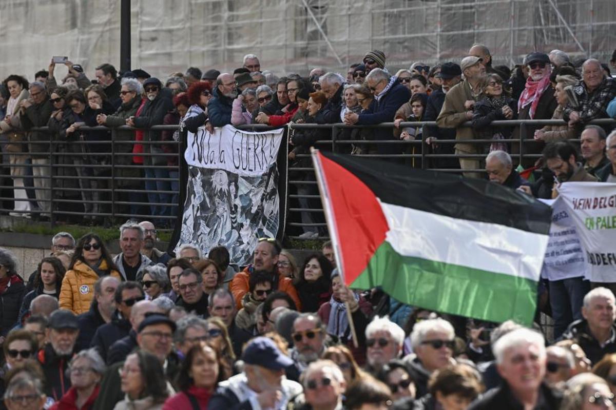 Madrid, miles de personas piden 'parar la guerra' junto a personalidades del mundo de la cultura.