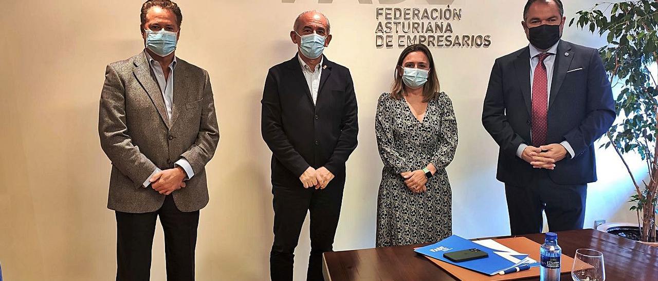 Por la izquierda, Félix Baragaño, Luis Noguera, María Calvo y Carlos Paniceres, ayer, en la sede de FADE.