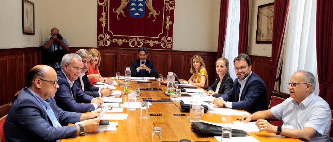 Reunión ayer por primera vez de los miembros de la Mesa del Parlamento y de la Junta de Portavoces, bajo la presidencia de Gustavo Matos.