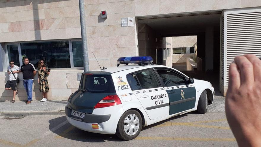 La Guardia Civil, conduciendo al novio de Dana Leonte a los juzgados de Vélez.