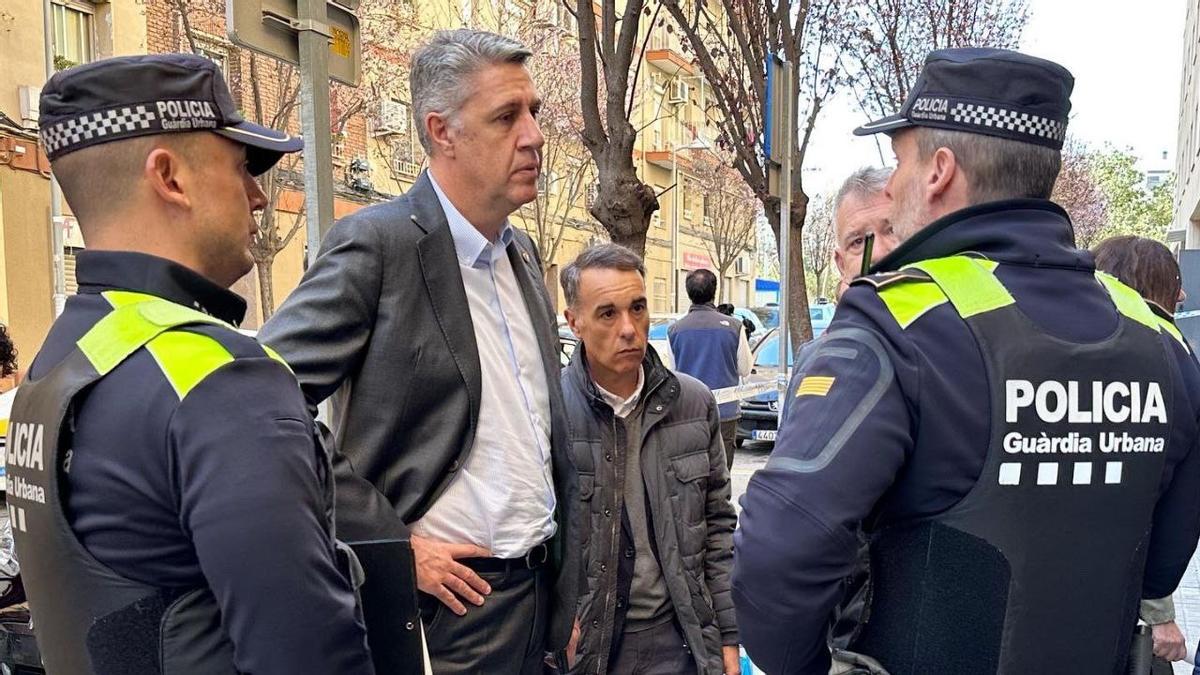 El alcalde, Xavier Garcia Albiol, junto a dos agentes de la Guàrdia Urbana de Badalona en las inmediaciones de la calle Canigó