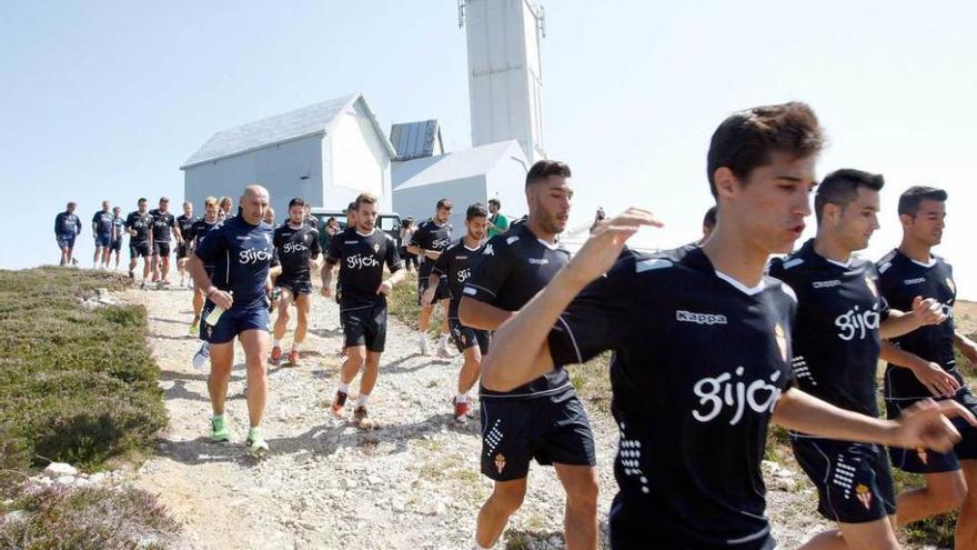 La plantilla del Sporting, en el entrenamiento en Valgrande-Pajares de hace un año.