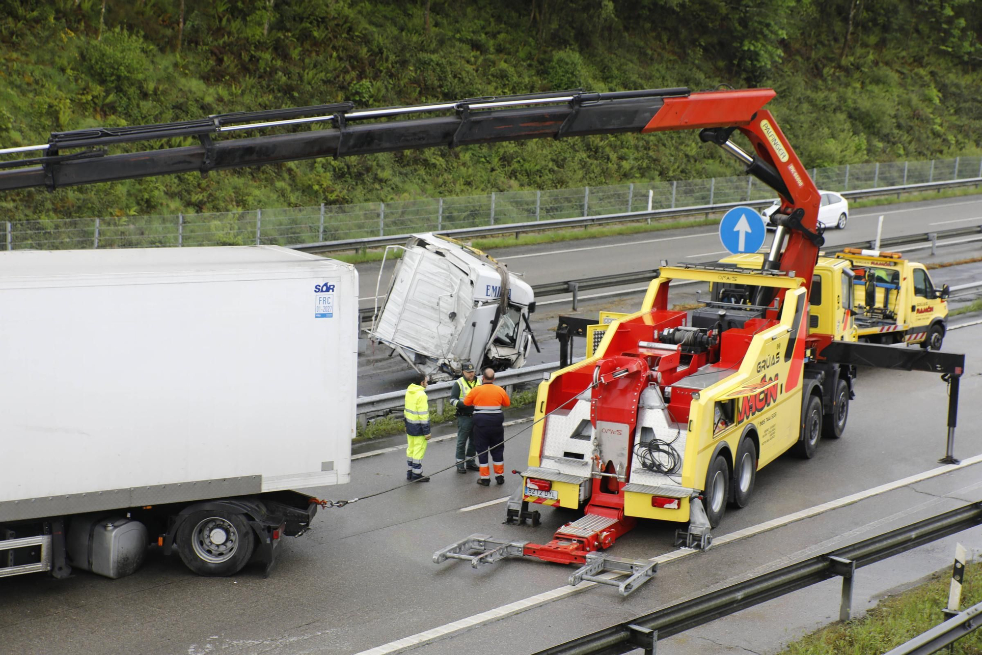EN IMÁGENES: El brutal accidente de un camión en la A-64