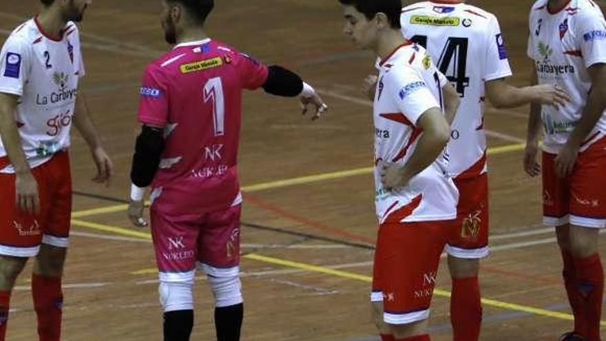 Los jugadores del Gijón Playas, ayer, antes del comienzo del partido ante el Benavente.