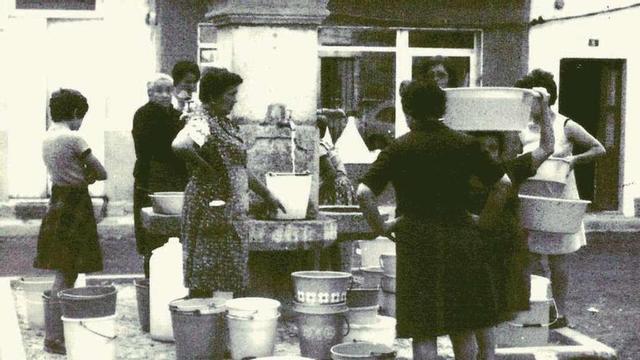 Fonte do Siñal en 1979 en Cangas, que da imaxe da escaseza de auga. // Foto Santoro