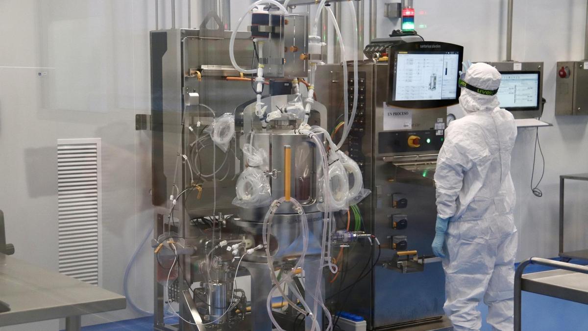 Una treballadora d’Hipra al laboratori on es produeix una vacuna contra la covid-19