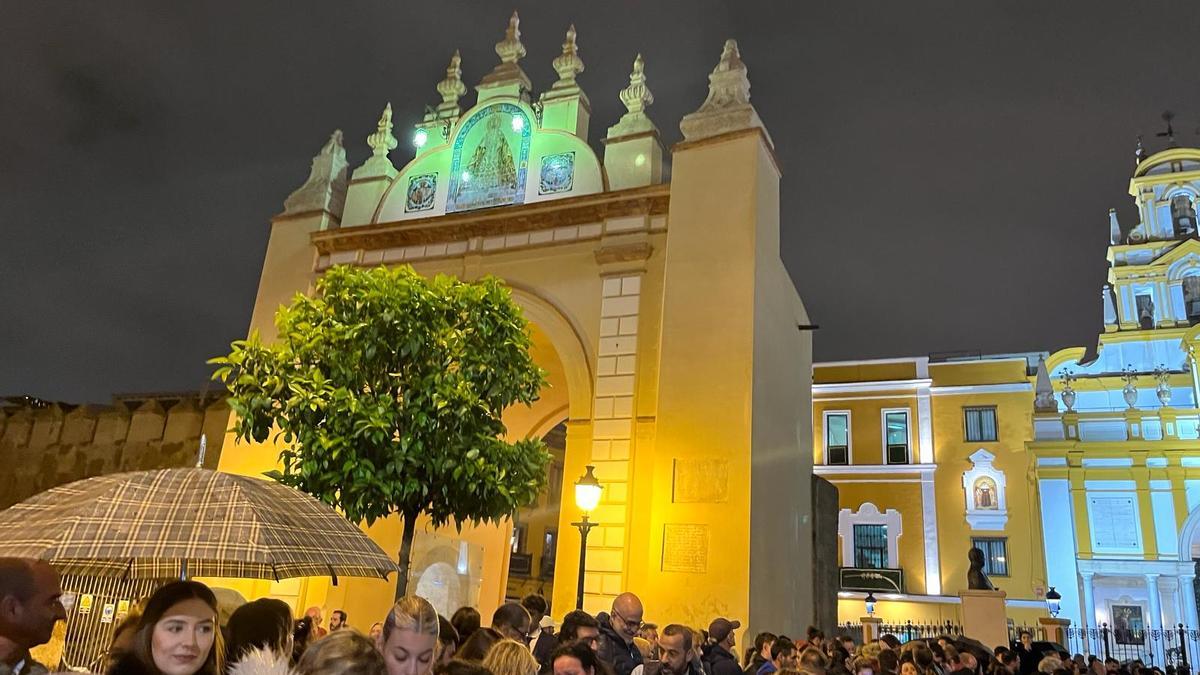 El Arco de la Macarena en la noche del Jueves Santo.