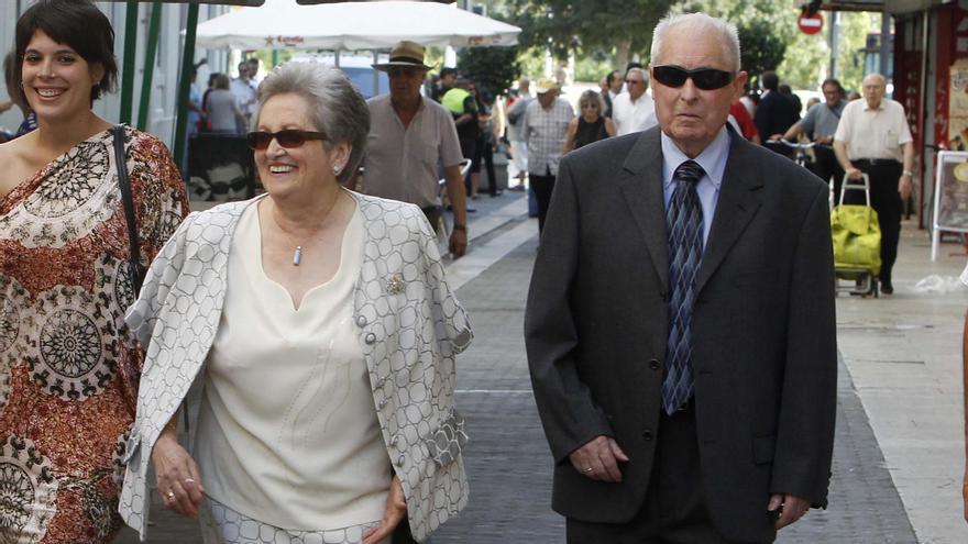 Los padres de Ximo Puig, Elodia Ferrer y Joaquín Puig, minutos antes de su investidura como president en junio del 2015.