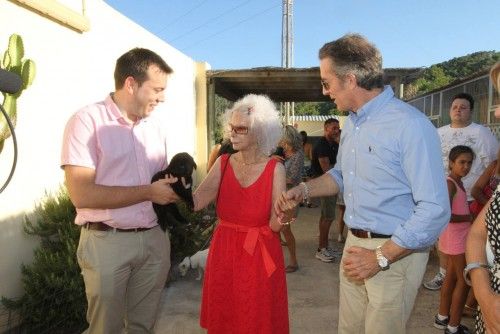 La duquesa de Alba adopta un cachorro de la perrera de Ibiza