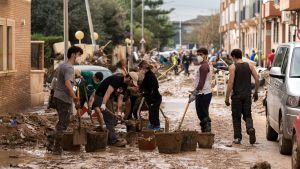 Imagen de unos voluntarios limpiando los desperfectos ocasionados por la DANA en Paiporta.