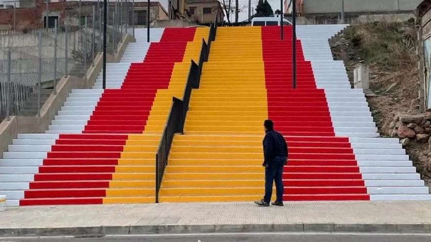 El municipio &#039;más español&#039; está en Castellón: Pinta unas escaleras como una espectacular bandera de España