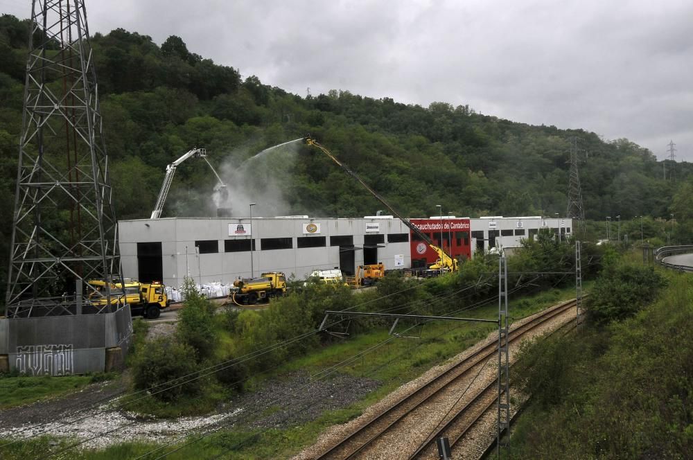 Los bomberos sofocan un incendio en una empresa de neumáticos del polígono langreano de La Moral