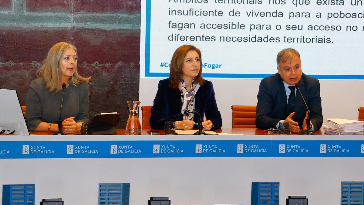 La conselleira de Vivenda, Ángeles Vázquez, en el centro, durante la reunión informativa sobre las zonas de alquiler tensionado