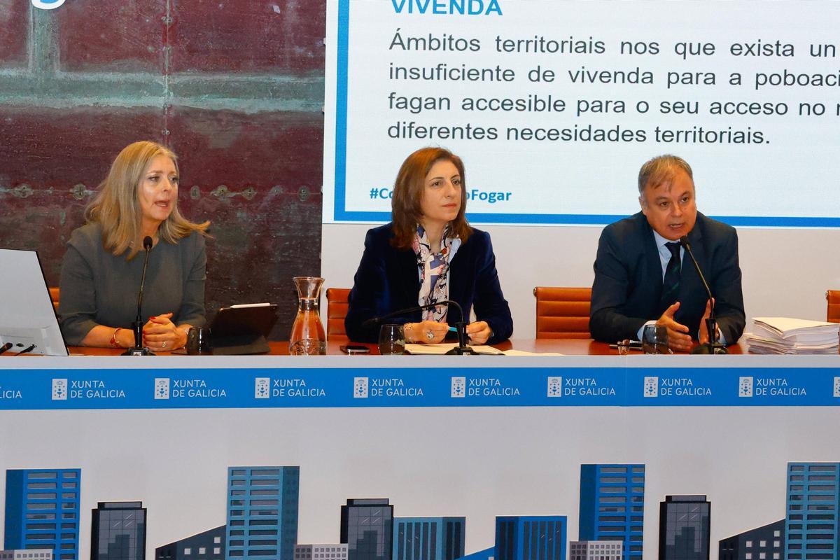 La conselleira de Vivenda, Ángeles Vázquez, en el centro, durante la reunión informativa sobre las zonas de alquiler tensionado
