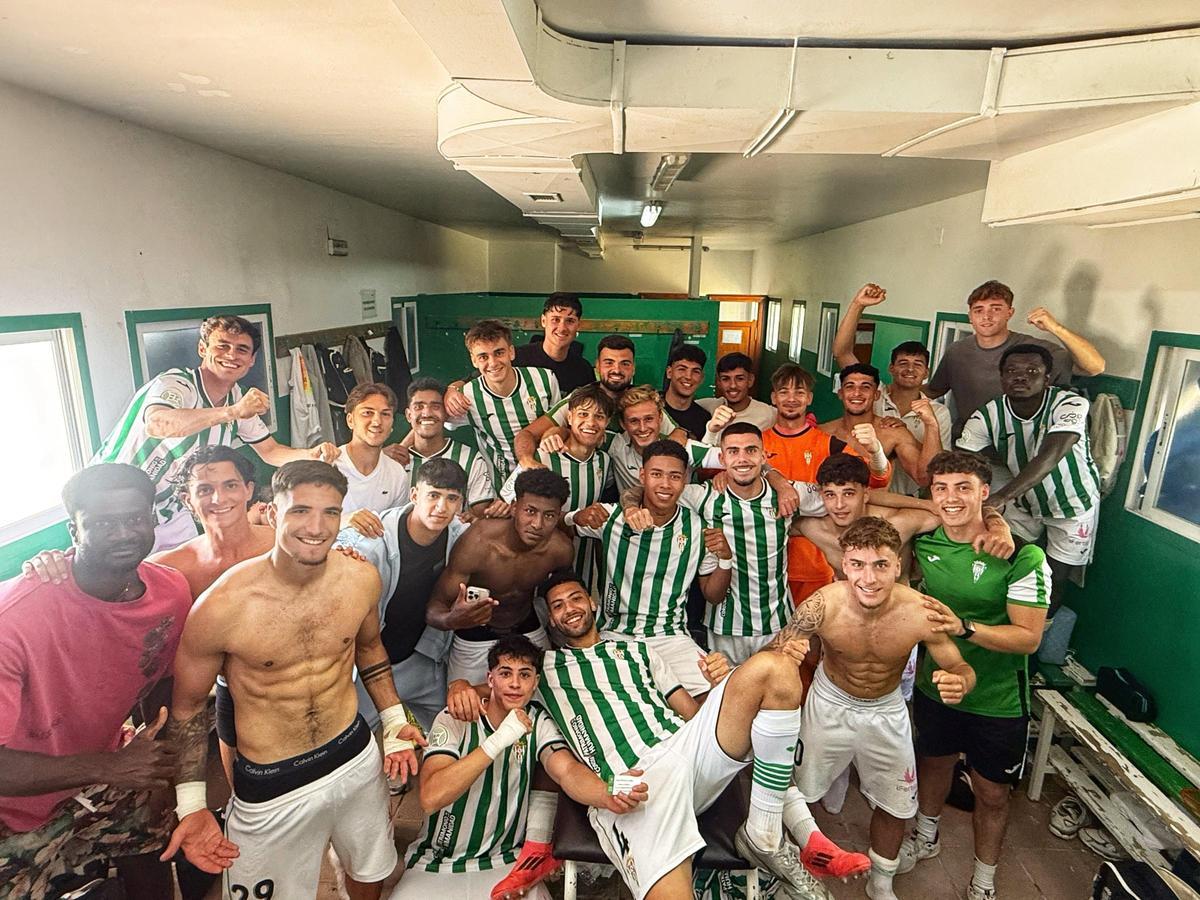 La plantilla del Córdoba CF B celebra su valioso triunfo ante el Chiclana.