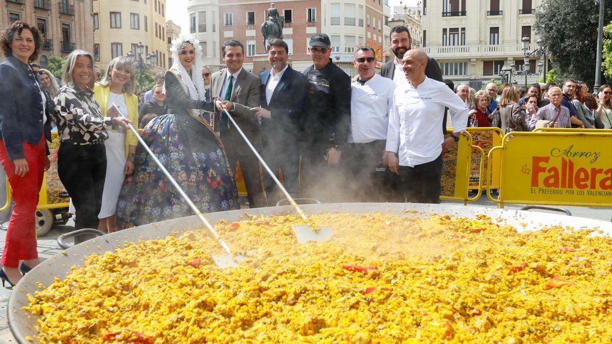 Autoridades de Alicante y Córdoba, en Las Tendillas, junto al arroz que se ha degustado.