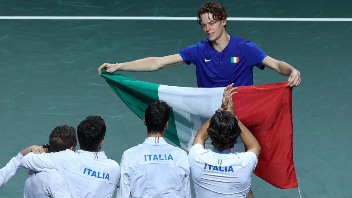 El jugador de la selección de Italia de tenis Jannik Sinner, celebra su victoria tras el partido que ha disputado contra Álex de Miñaur de la selección de Australia, perteneciente a la fase final de la Copa Davis que se está disputando en Málaga del 21 al 26 de noviembre en el palacio de los deportes José María Martín Carpena