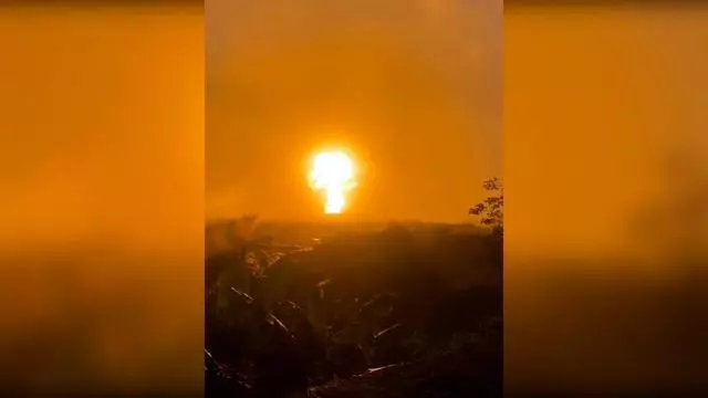 El momento exacto en el que entra en erupción un volcán de lodo en Colombia