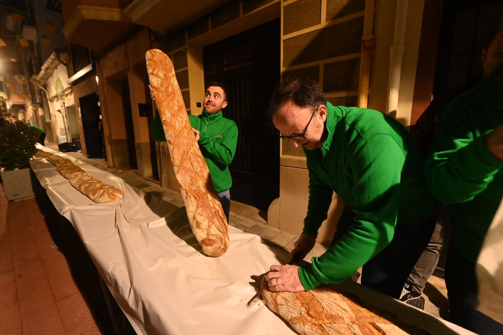 Las imágenes del "bocadillo solidario" en las fiestas de Sant Blai