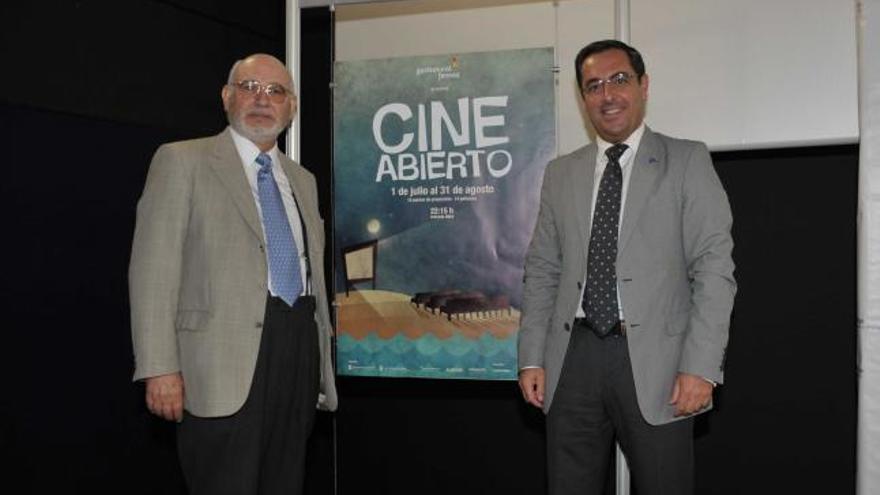 El director de Festival de Málaga-Cine Español, Carmelo Romero, y el delegado municipal de Cultura, Miguel Briones, hoy durante la presentación de Cine Abierto.