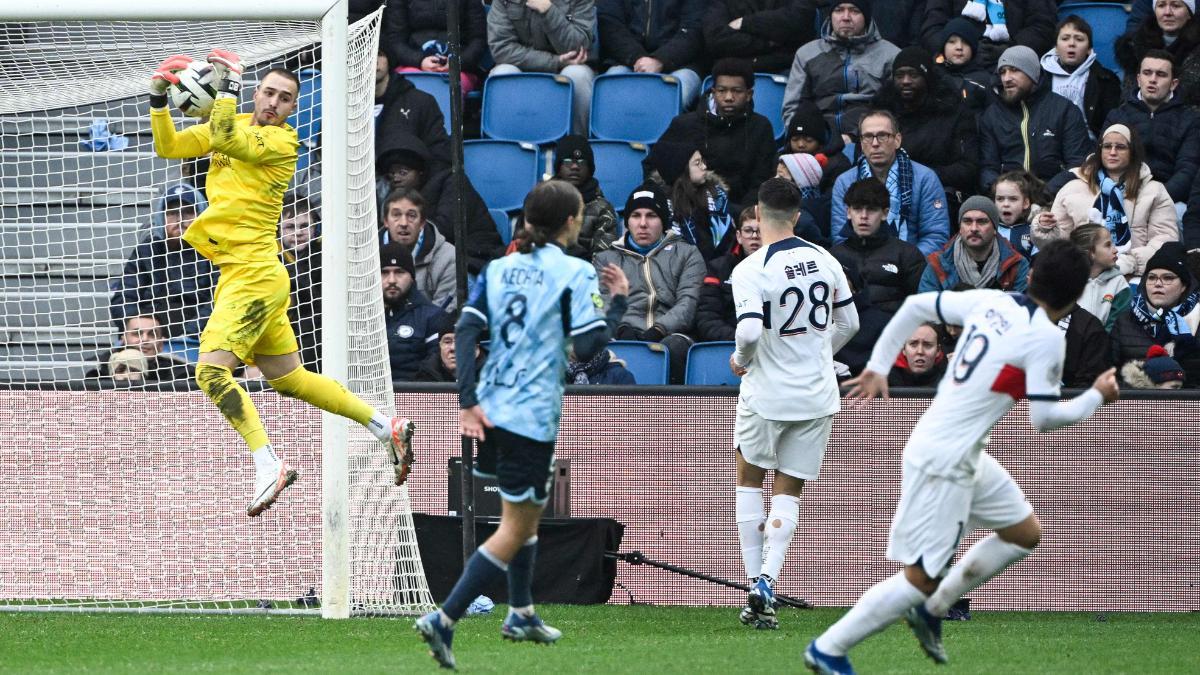 Arnau Tenas debutó con el PSG