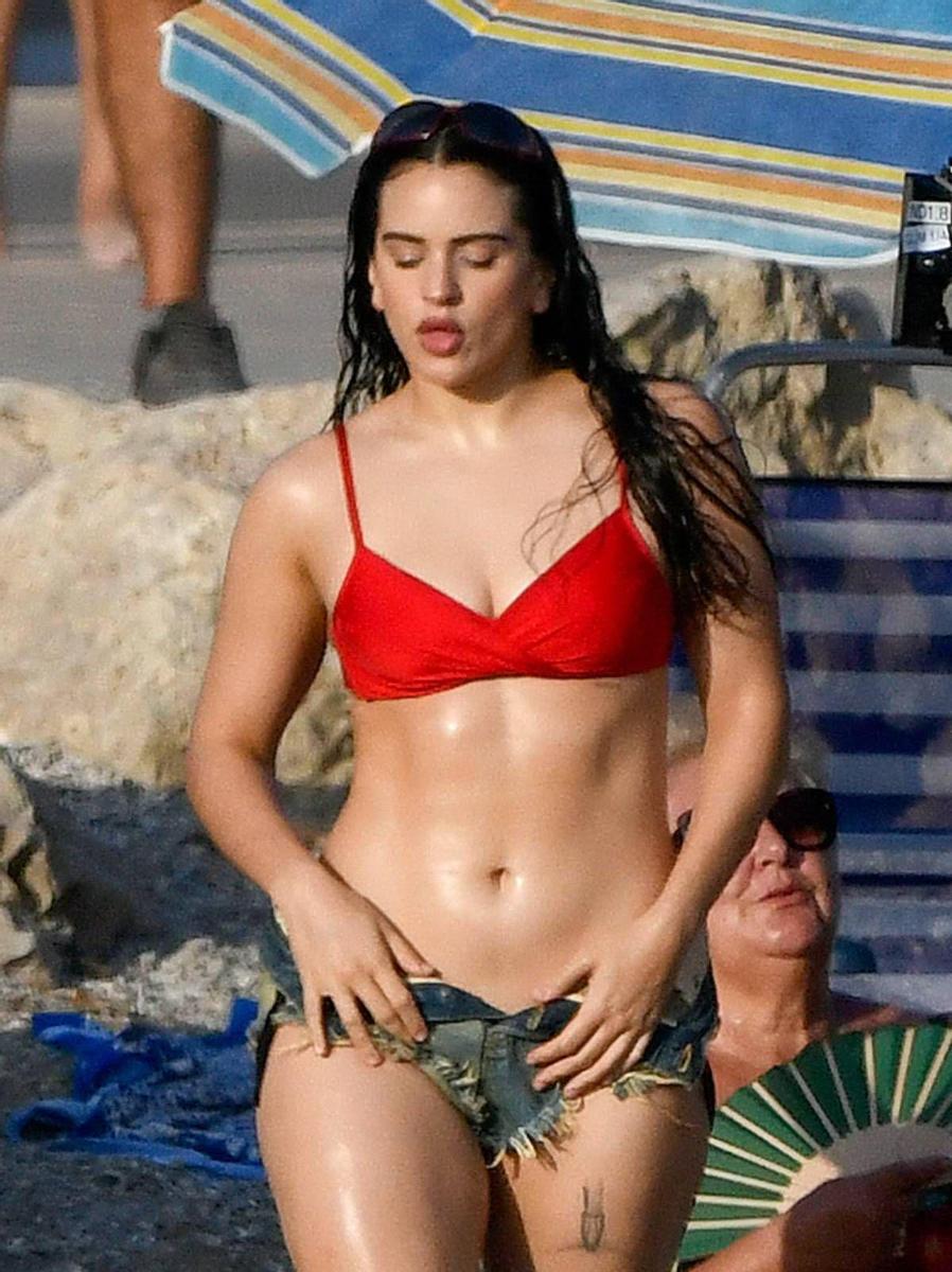 Rosalía con bikini rojo y shorts vaqueros