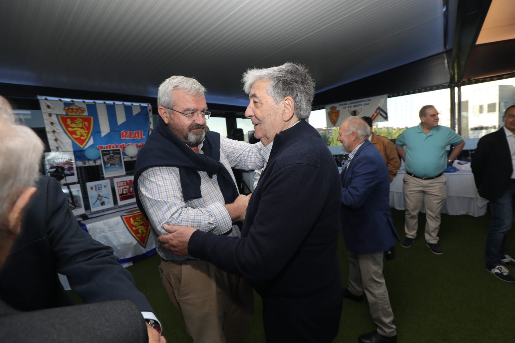 Homenaje de la peña 10 de mayo a los campeones de 1986