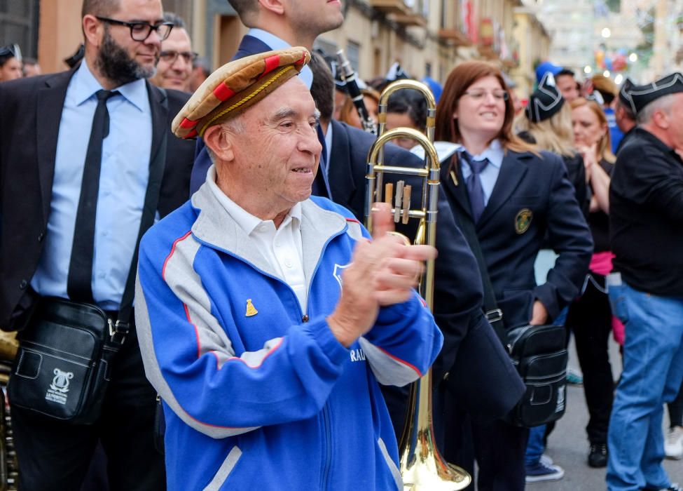 El general Francisco Grau abre las fiestas dirigiendo a los 700 músicos de las 12 bandas que interpretan el pasodoble «Petrel»