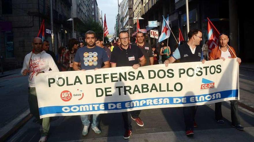 Una protesta de los trabajadores en defensa de la continuidad de Elnosa. // R, Vázquez