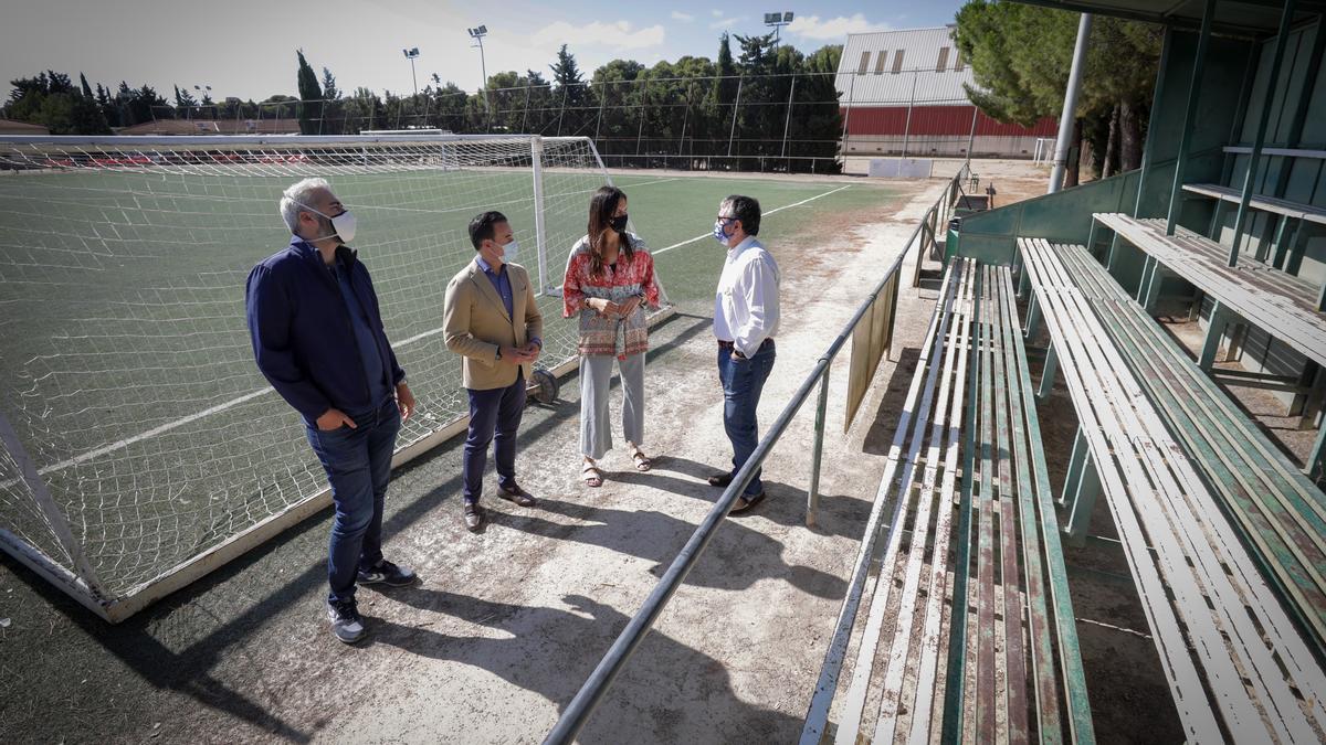 Rubén Alcaine, Víctor Serrano, Cristina García y Salva Macías conversan durante la visita al CDM Mudéjar.