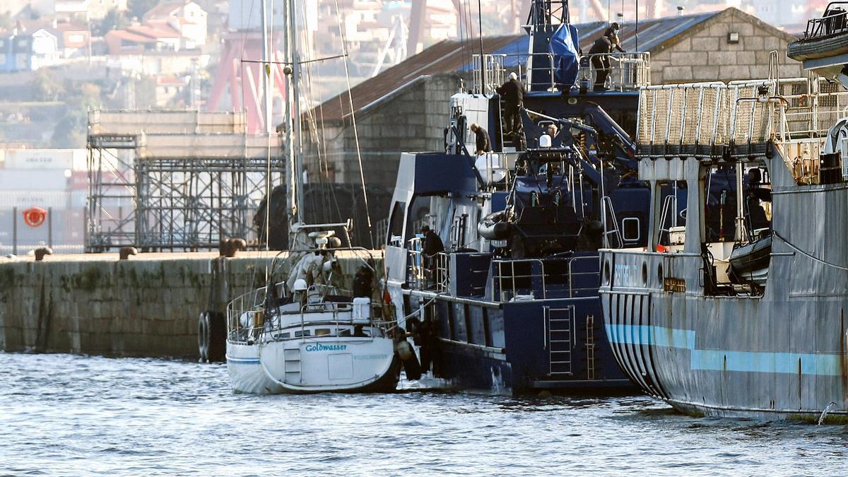 El velero interceptado en el Atlántico norte, a su llegada al puerto de Vigo escoltado por el buque de Vigilancia Aduanera 'Petrel'. 15 octubre 2021. Ricardo Grobas