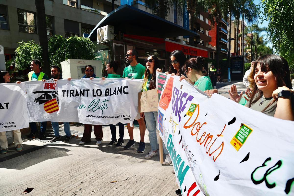 Cerca de 500 personas marchan en Torrent para defender la educación pública