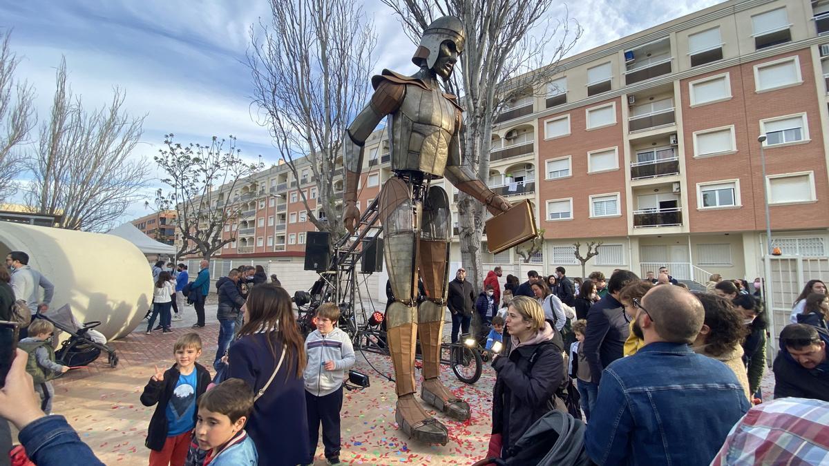 El &#039;Aquil·les&#039;, de 5,5 metros de altura y más de 800 kilos de peso, recorrió las calles de Benicarló hasta la nueva biblioteca.