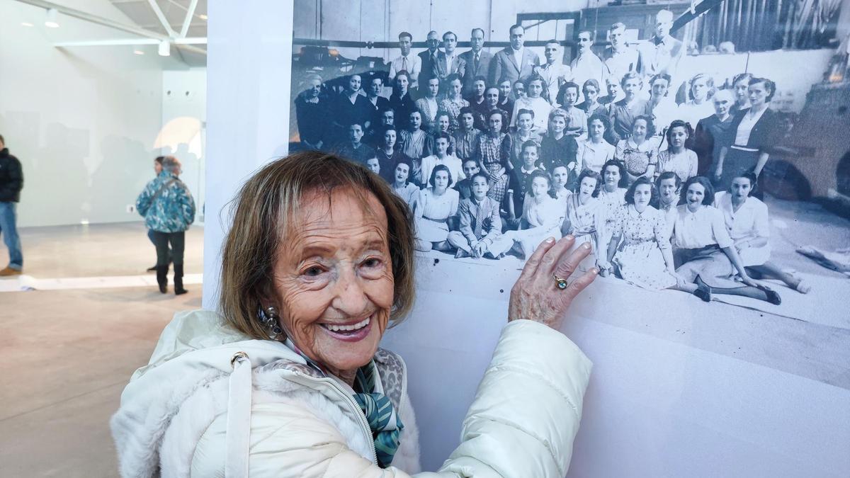 La Mariona s'assenyala ella mateixa en una fotografia antiga de Cal Comadran