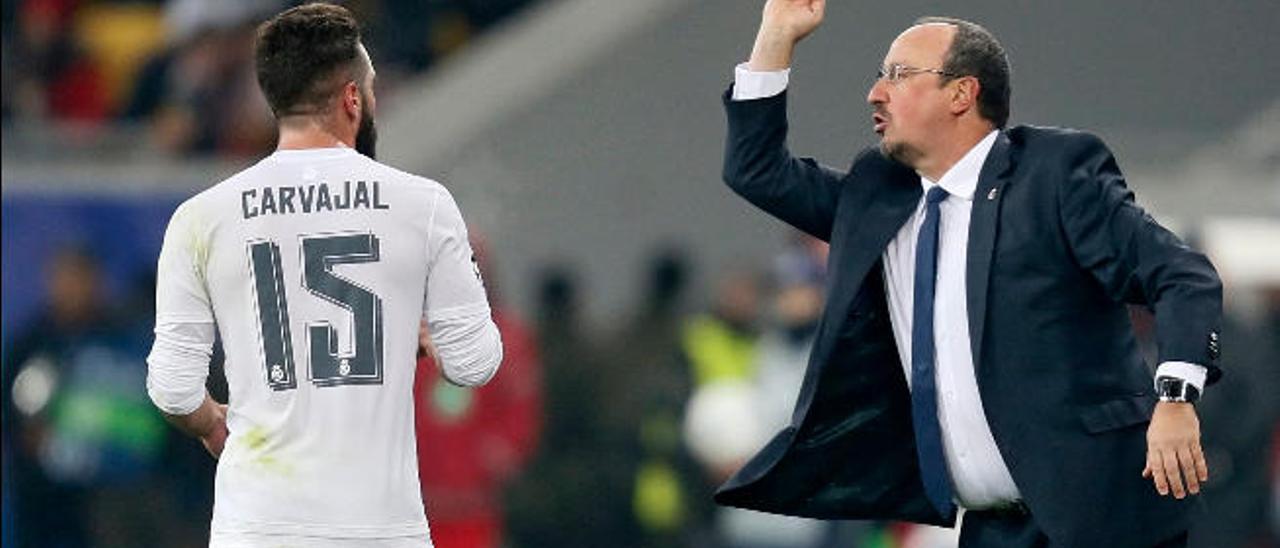 Benítez da instrucciones durante la visita del Madrid al Shakhtar.