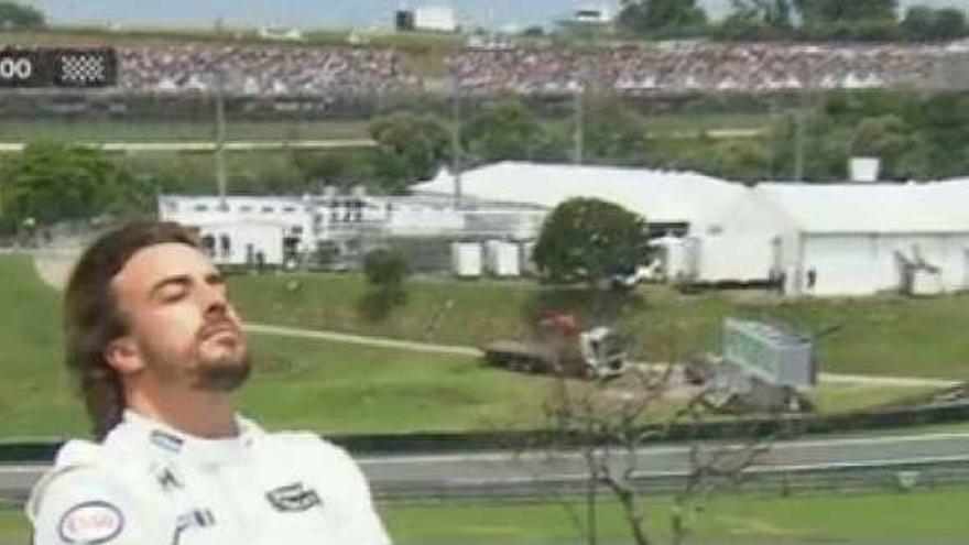 Alonso toma el sol en Interlagos tras una avería en 2015.